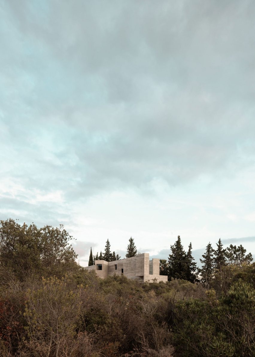 Frame House in Portugal by Pedro Domingos Arquitectos