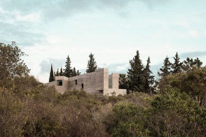 Concrete house in the Algarve by Pedro Domingos Arquitectos