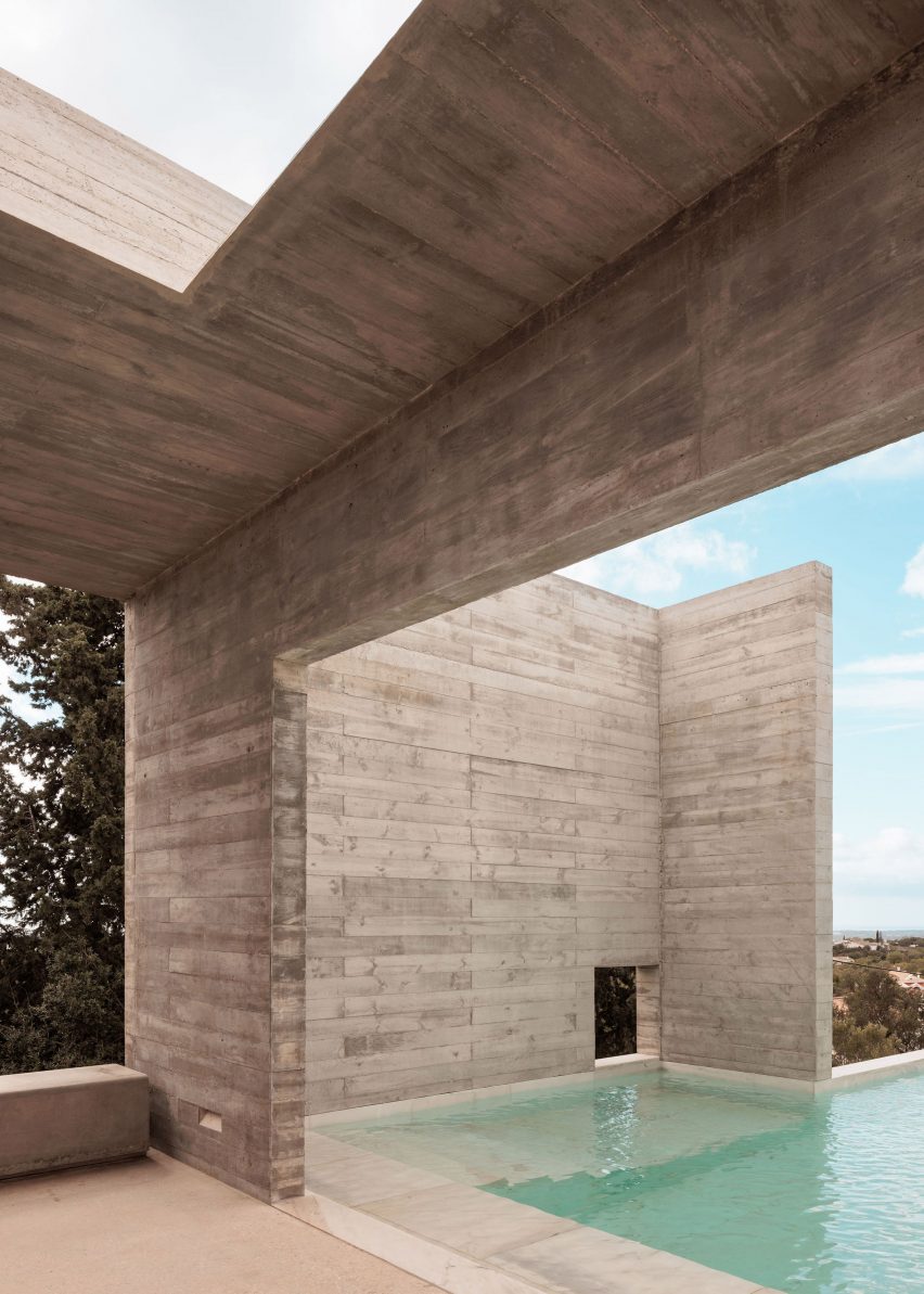 Frame House in Portugal by Pedro Domingos Arquitectos