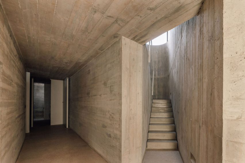Frame House in Portugal by Pedro Domingos Arquitectos