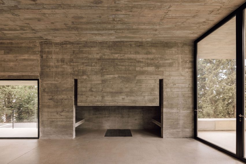 Frame House in Portugal by Pedro Domingos Arquitectos