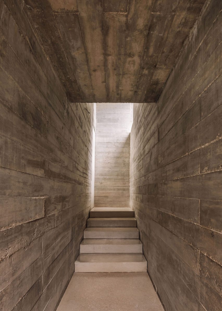 Frame House in Portugal by Pedro Domingos Arquitectos