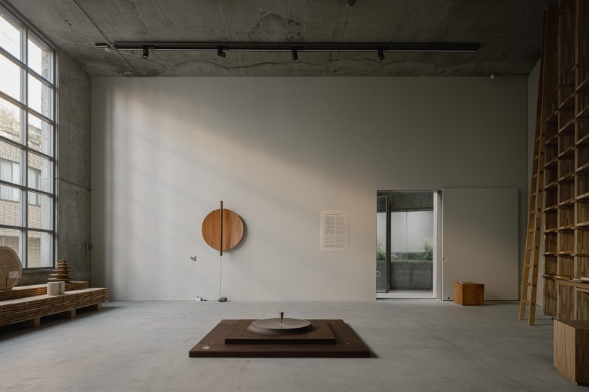 Vast room with concrete, glass and wood