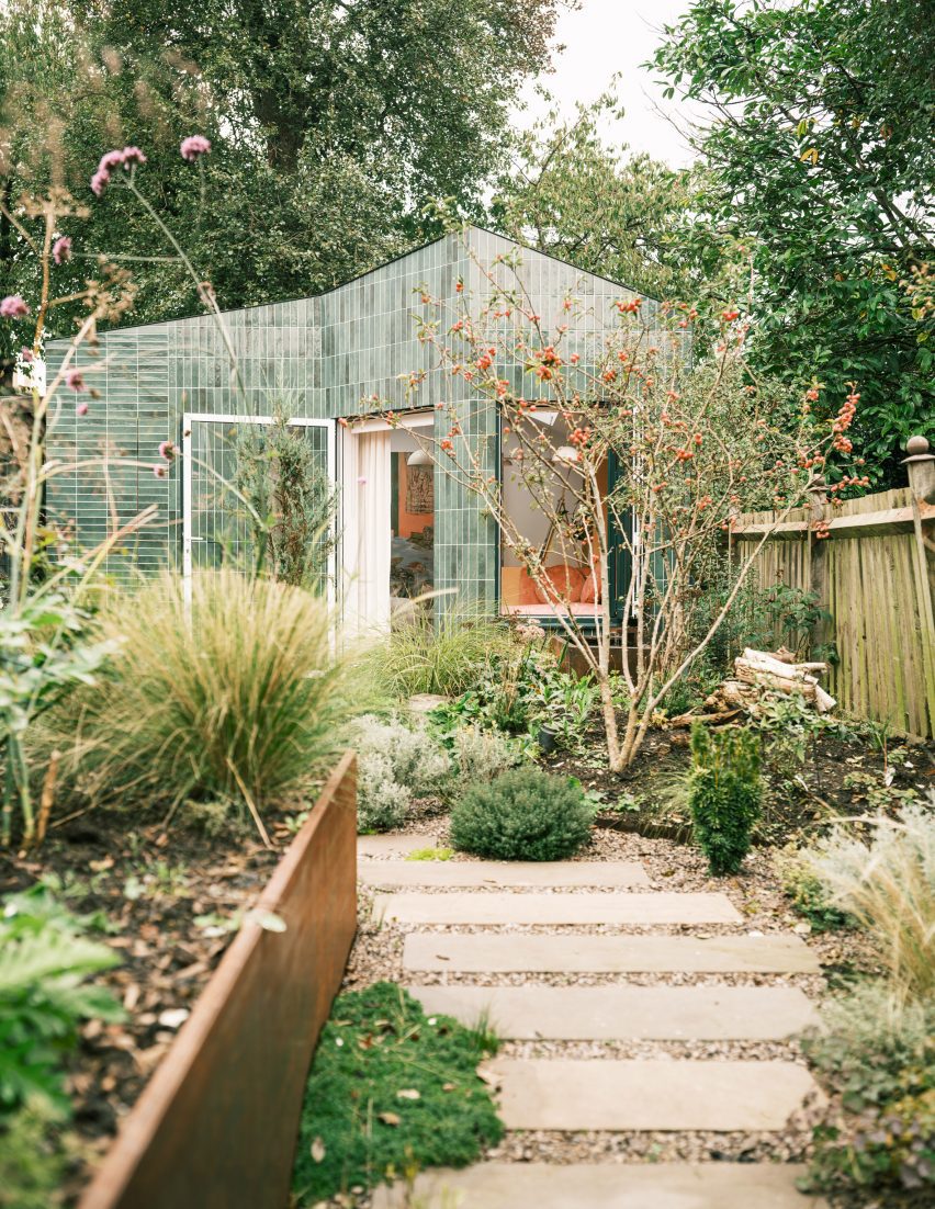 Kim-Oflage garden studio in London by Delve