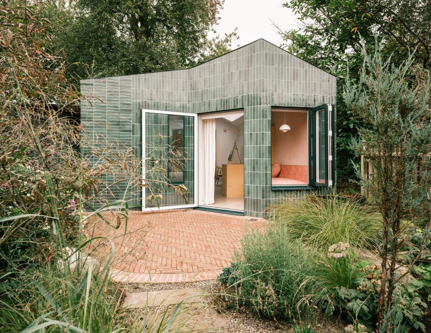 Kim-Oflage garden studio in London by Delve