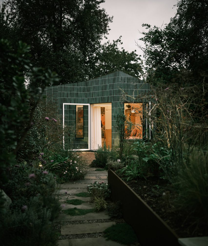 Kim-Oflage garden studio in London by Delve