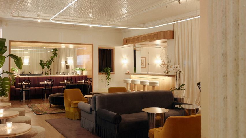 Seating area and bar Le Lounge in hotel No Vacancy