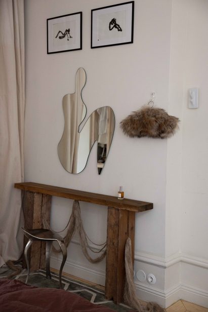 Woman-shaped mirror in Stockholm flat by MatssonMarnell