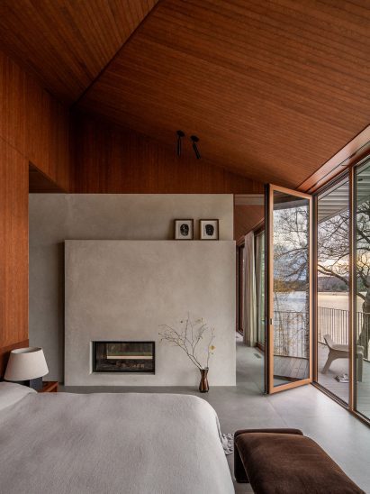 Main bedroom clad within wood by Naturehumaine