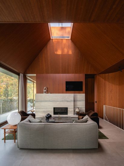 Living space within lakeside home by Naturehumaine