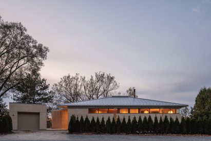 Front view of Québec home by Naturehumaine