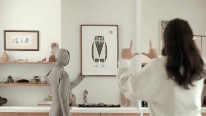 Neo Gamma robot by 1X adjusting a picture