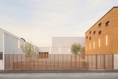 Exterior view of school extension by NTSA Architectes