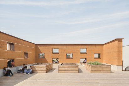 Reading area within school extension by NTSA Architectes