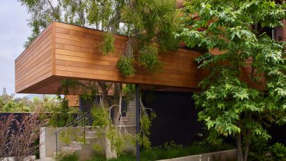 Cedar-clad Pacific Palisades house
