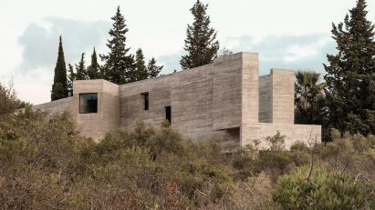 Frame House in Portugal by Pedro Domingos Arquitectos