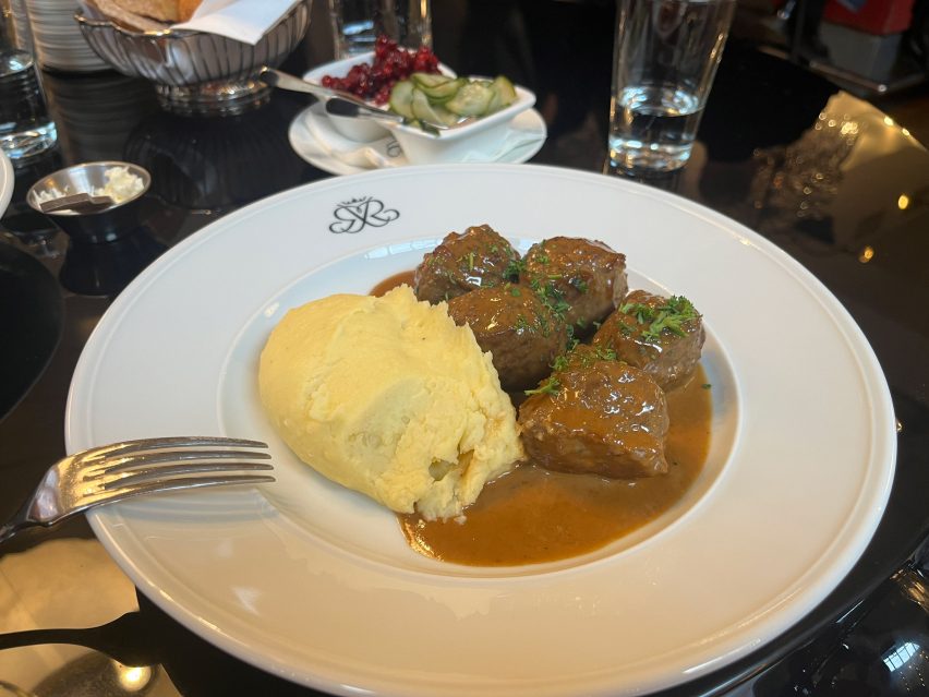 plate of meatballs and mash