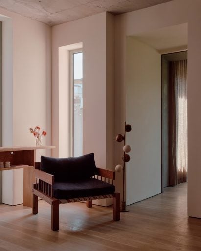 Hallway with an armchair and a sculptural floor lamp