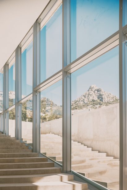 Curved steps through the Edmond Simeoni School