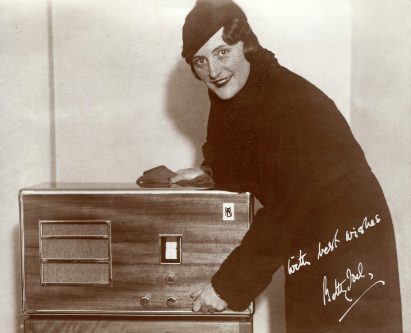 Betty Joel with the Kolster Brandes KB666 radio, 1933