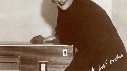 Betty Joel posing with the Kolster Brandes KB666 radio, 1933