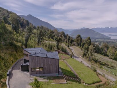 Holiday home by Hebra Arquitectos