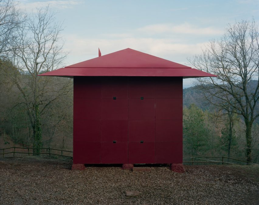 Red cabin in Barcelona by Test and Prefab House Changeover