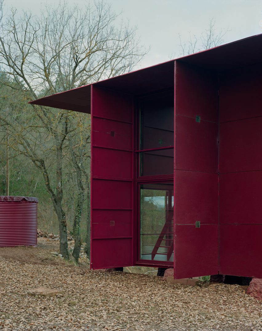 Wooden cabin in Barcelona by Test and Prefab House Changeover
