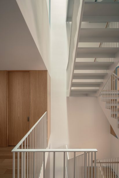 Staircase with an adjacent void space