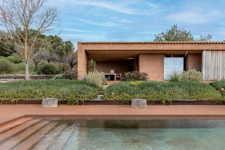 Photo of pool with surfaces by Florim