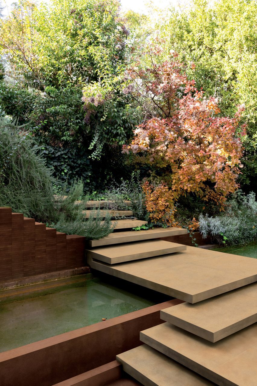Photo of garden with stair surfaces by Florim