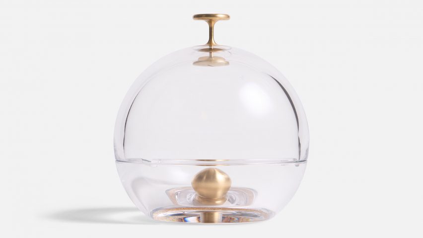 Photo of glass ashtray by Murmmr