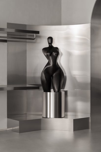 Female statue in Anoeses shop