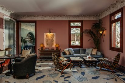 Coral-pink walls in the garden lounge