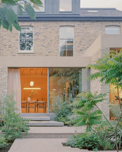 Garden within home extension by Bindloss Dawes