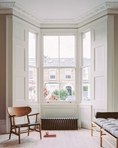 Living room within residential extension by Bindloss Dawes