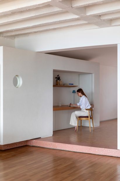 Niche in a white all used as a home office