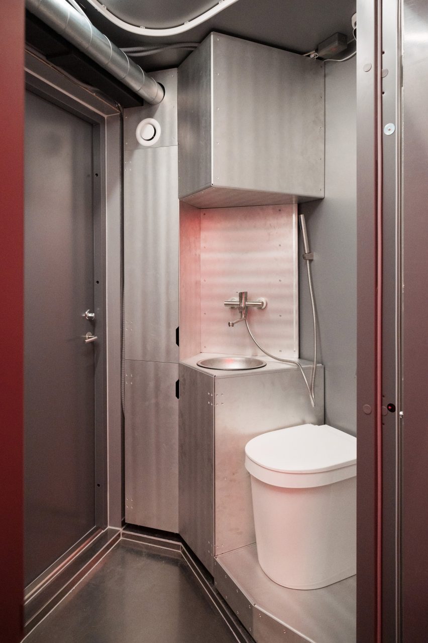 Bathroom clad in metal