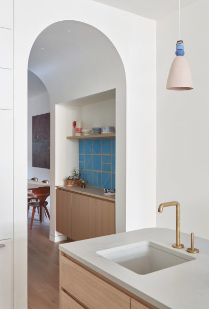 Arched opening connecting a dining room and a kitchen