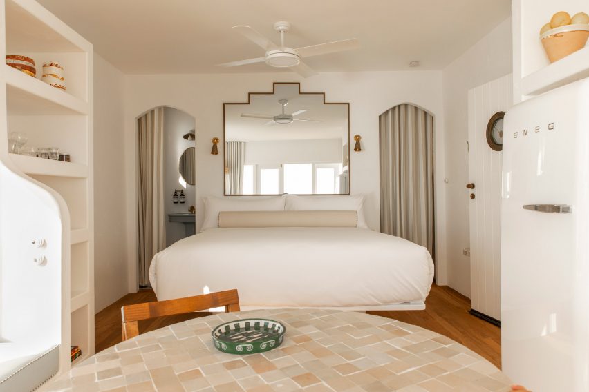 Studio bedroom with tiled tables