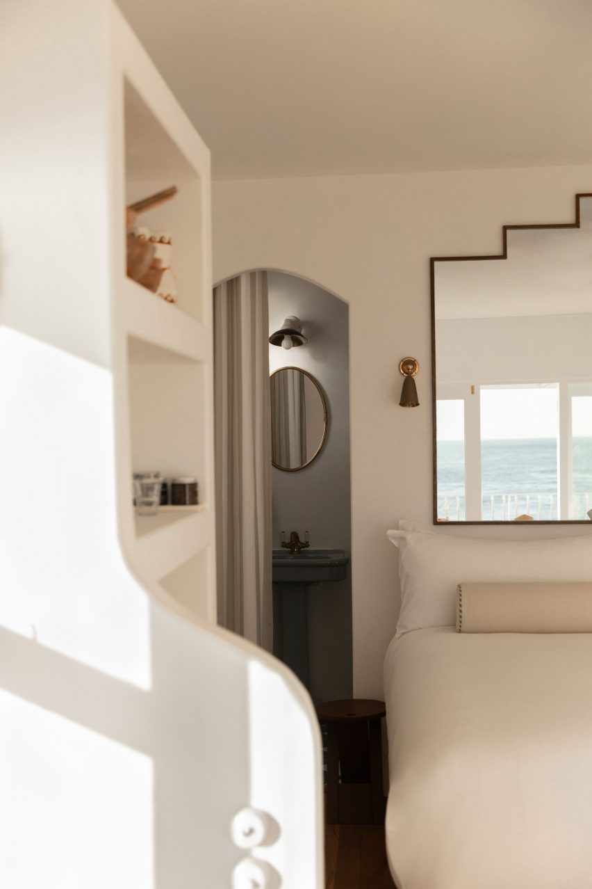 Curved stucco wall in bedroom