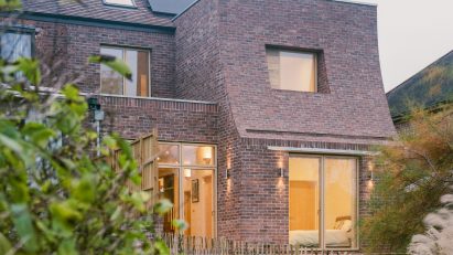 Curved facade of Woodbury Residence