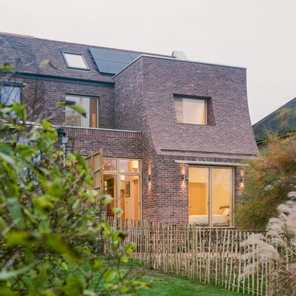 Curved facade of Woodbury Residence