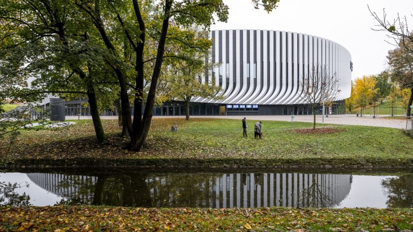 Aluminium ribs wrap sports arena by 3XN in Munich’s Olympic Park