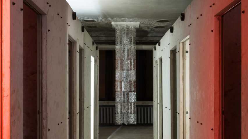 Curtain of glass