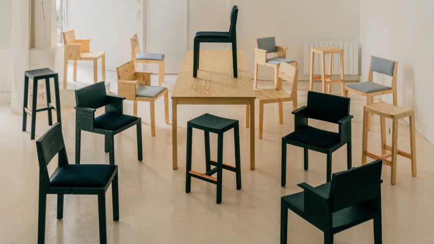 Photo of black and wood-toned chairs and a table by Vaarnii