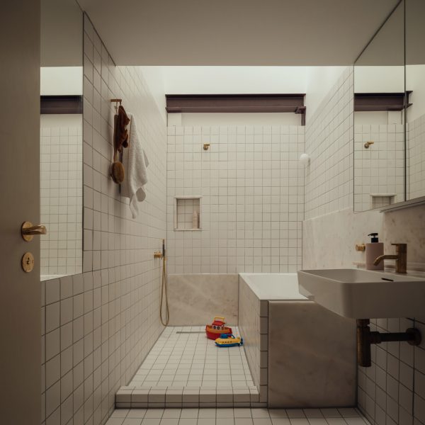Bathroom interior at Ray House by Archmongers