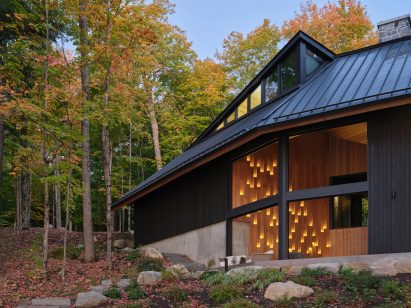 Black lakeside cottage in Muskoka