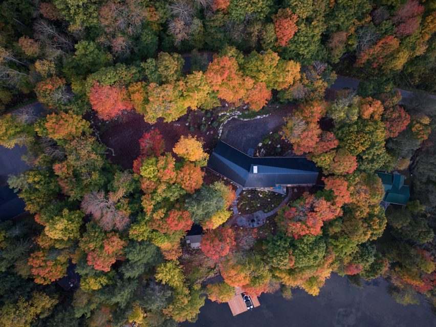 Barbora Taylor Architect black lakeside cabin