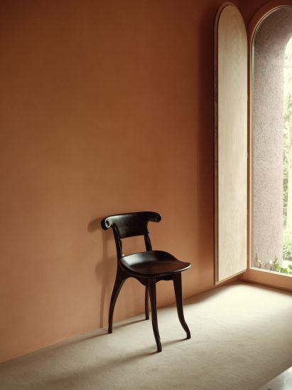 Dark stained version of Antoni Gaudí's Battló Chair by Casa Valle and BD Barcelona